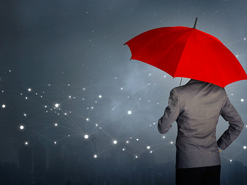 Beratung zu IT-Projekten Ein Unternehmer mit rotem umbrella-systems Regenschirm