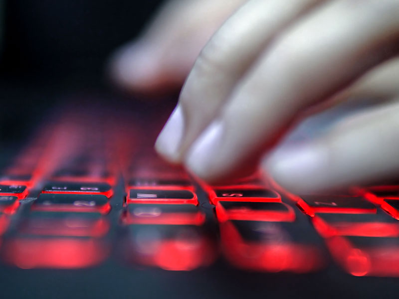 Umsetzung effizienter IT-Prozesse Hand auf rot leuchtender Tastatur